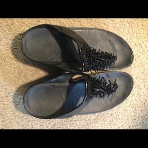 Black fit flop cha cha sandals!